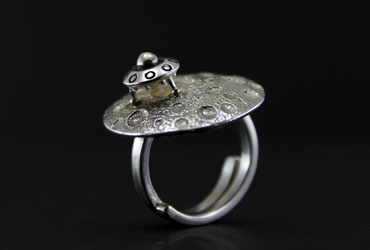 Anillo luna ufo on the moon ring unusualjewelry